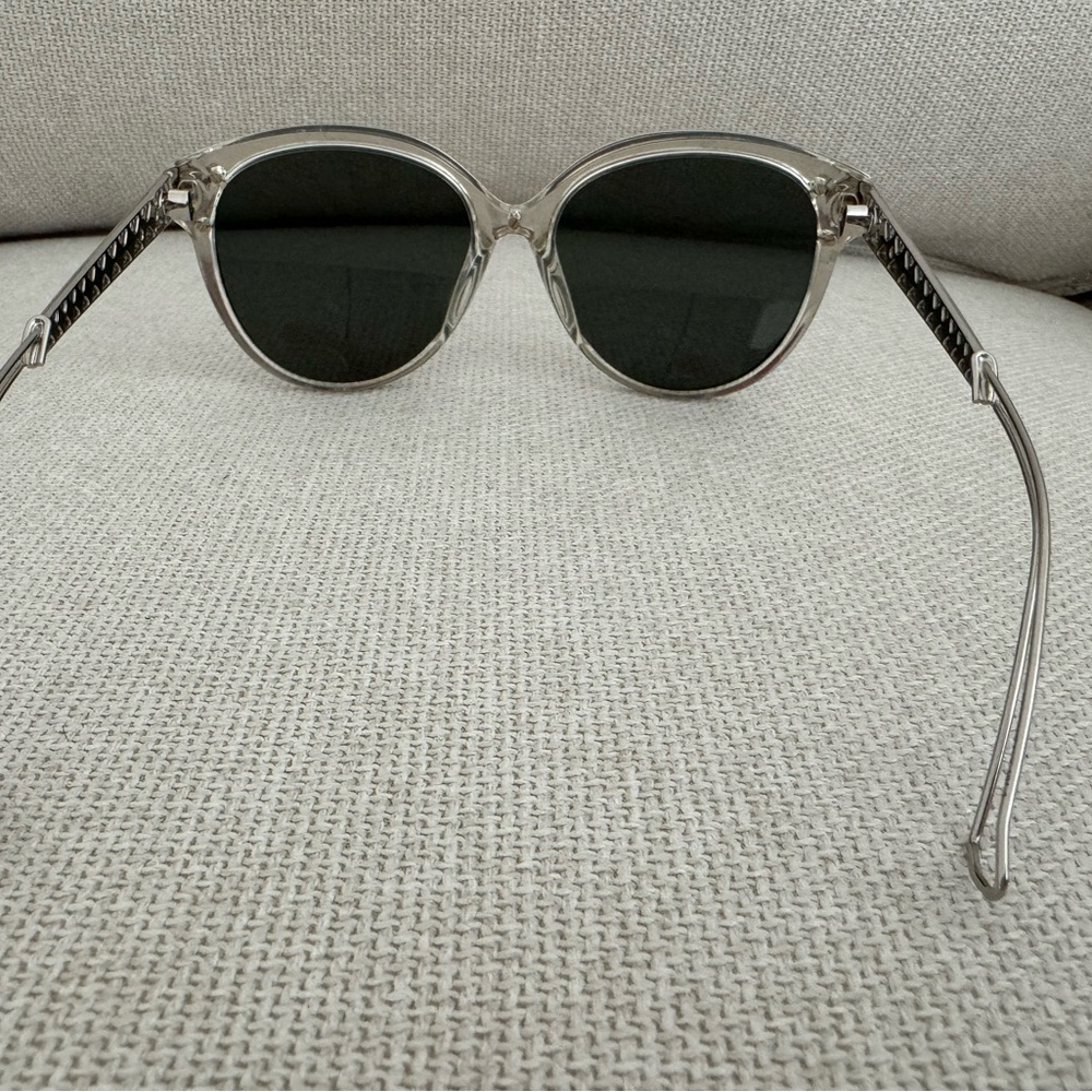 Chic Silver Frame Sunglasses
